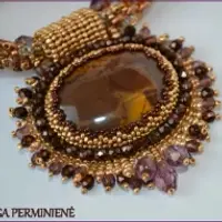 Кулон из камня и бисера